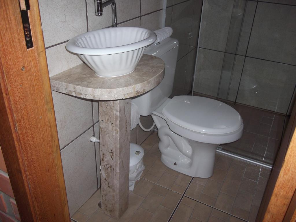 Pequena Pousada Pernottare Estacionamento Frente E Lado Publico Privado Gramado Room photo